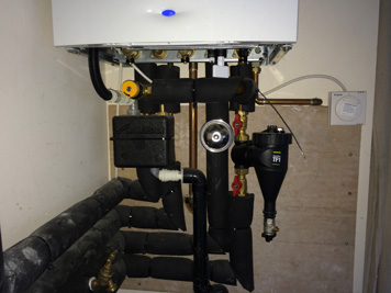 Worcester Bosch gas boiler with magnetic system filter, condensure siphon, shock arrester on mains water, class O pipe insulation and frost thermostat